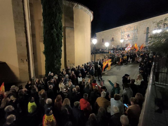 Concentración contra la posible amnistia a las puertas del PSOE de Salamanca