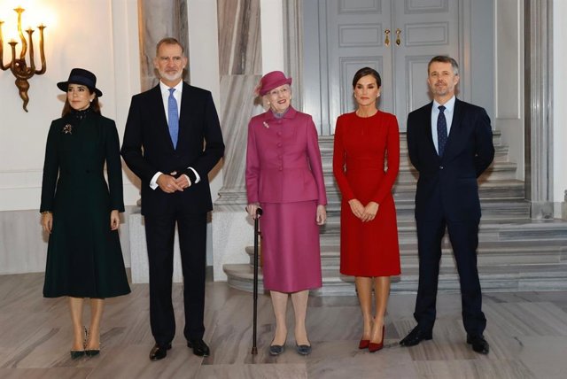 Los Reyes Felipe VI y Letizia junto a la reina Margarita II de Dinamarca y los príncipes herederos, Federico y Mary durante la visita de Estado