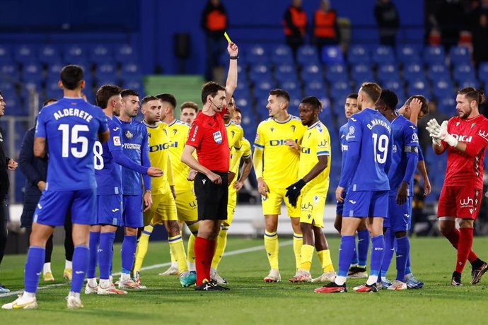 De Burgos Bengoetxea en el momento de expulsar a Dakonam Djene en el Getafe-Cádiz de LaLiga EA Sports 2023-2024