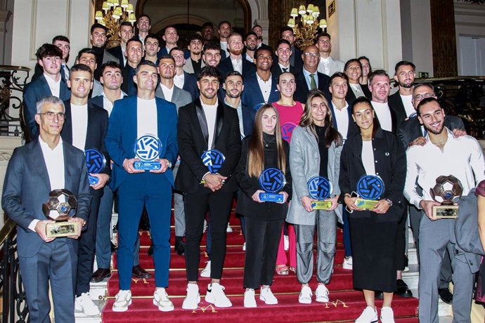 Foto de familia de los galardonados en la II Gala de los Premios AFE