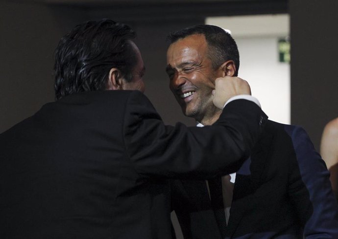 Archivo - El agente portugués Jorge Mendes recibe el afectuoso saludo de Paulo Futre