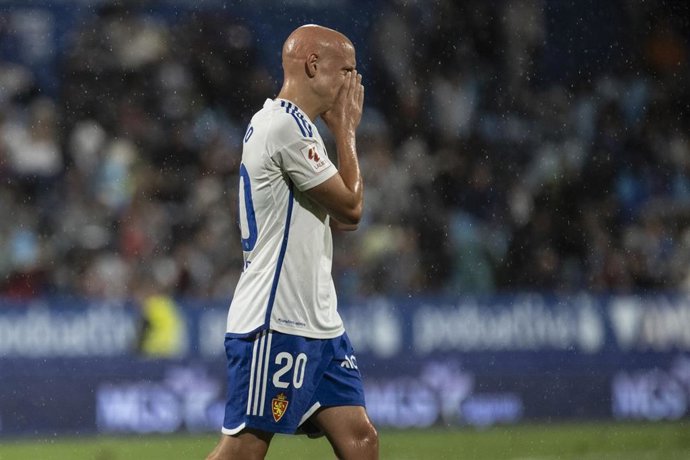 Archivo - Víctor Mollejo durante un partido del Real Zaragoza en LaLiga Hypermotion 2023-2024