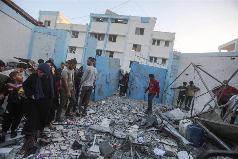 Escombros en una escuela gestionada por la UNRWA en Jan Yunis, en la Franja de Gaza
