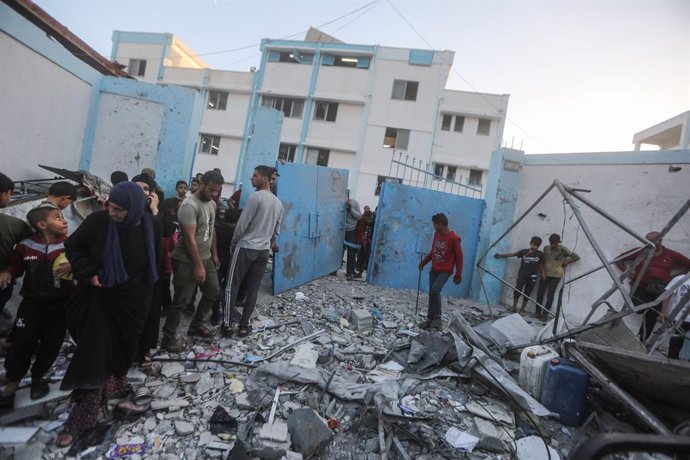 21 October 2023, Palestinian Territories, Khan Yunis: Palestinians inspect the rubble after an Israeli air strike near a school belonging to the United Nations Relief and Works Agency for Palestine Refugees (UNRWA) in Khan Yunis, southern Gaza Strip. Phot