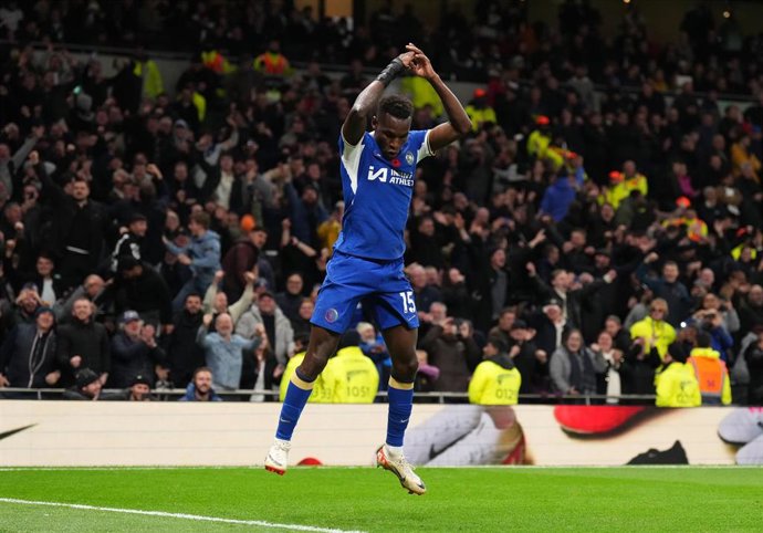 Nicolas Jackson celebra uno de sus tres goles en el Tottenham-Chelsea de la Premier League 2023-2024