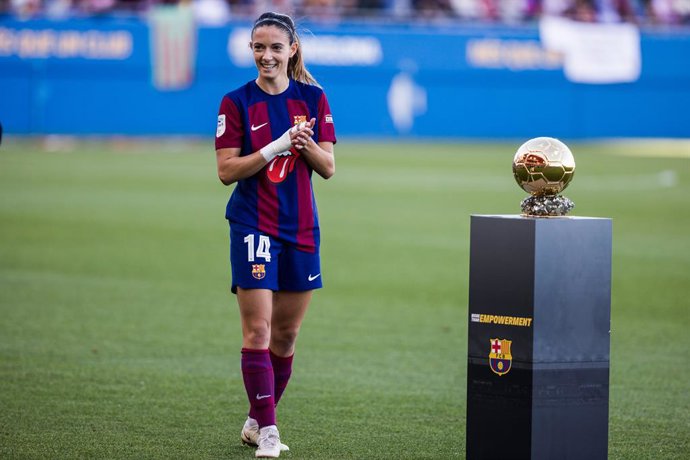 Aitana Bonmati of Fc Barcelona Femenino shows the Ball DOr to the supporters during the Spanish league, Liga F, football match played between Fc Barcelona  and Sevilla FC at Johan Cruyff Stadium on November 05, 2023 in Barcelona, Spain.