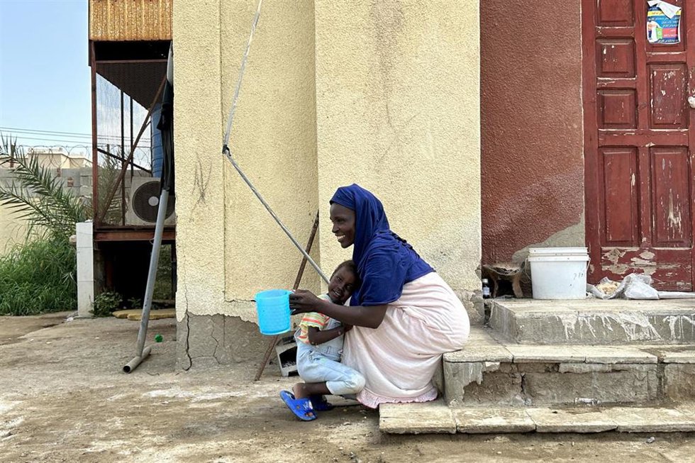 Rofida Saifeldien, de 35 años, es madre de cuatro hijos. Es una desplazada de Jartum que reside en el punto de reunión de desplazados internos de Dajliat Albanat, en Puerto Sudán