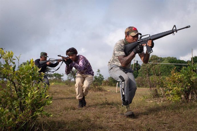 Archivo - Tres soldados de las Fuerzas de Defensa Popular de Naypyidaw (región central de Birmania) se entrenan con sus armas durante una instrucción militar