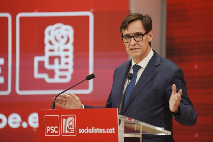 El primer secretario del PSC, Salvador Illa, comparece durante una rueda de prensa, a 2 de noviembre de 2023, en Barcelona, Catalunya (España)