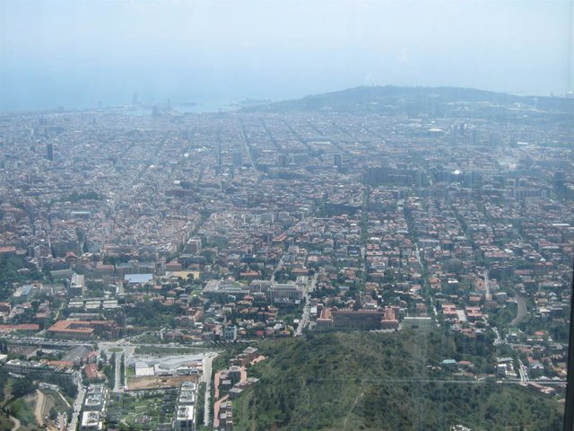 Archivo - Arxivo - Vista de la ciutat de Barcelona des de la serra de Collserola, en un dia d'alta contaminació.