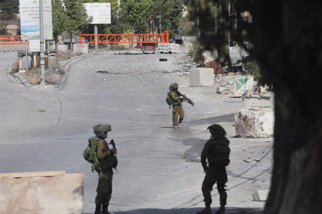 Las fuerzas israelíes cerca de la entrada norte de la ciudad palestina de Hebrón en Cisjordania
