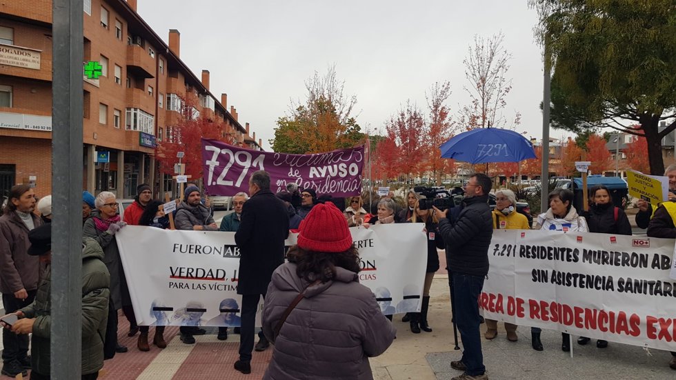 Protesta ciudadana ante la celebración del juicio sobre las residencias de mayores durante la pandemia en Collado Villalba