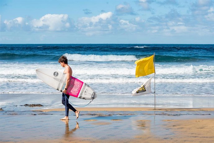 Archivo - Un surfista pasea por la playa el día más frío del año en la playa de las Canteras, a 21 de enero de 2023, en Las Palmas de Gran Canaria, Las Palmas, Canarias (España). A partir de hoy, las temperaturas descienden por la llegada de una gélida 