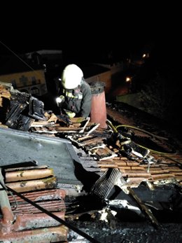 El incendio de una chimenea en una vivienda de Colindres afecta a parte del tejado
