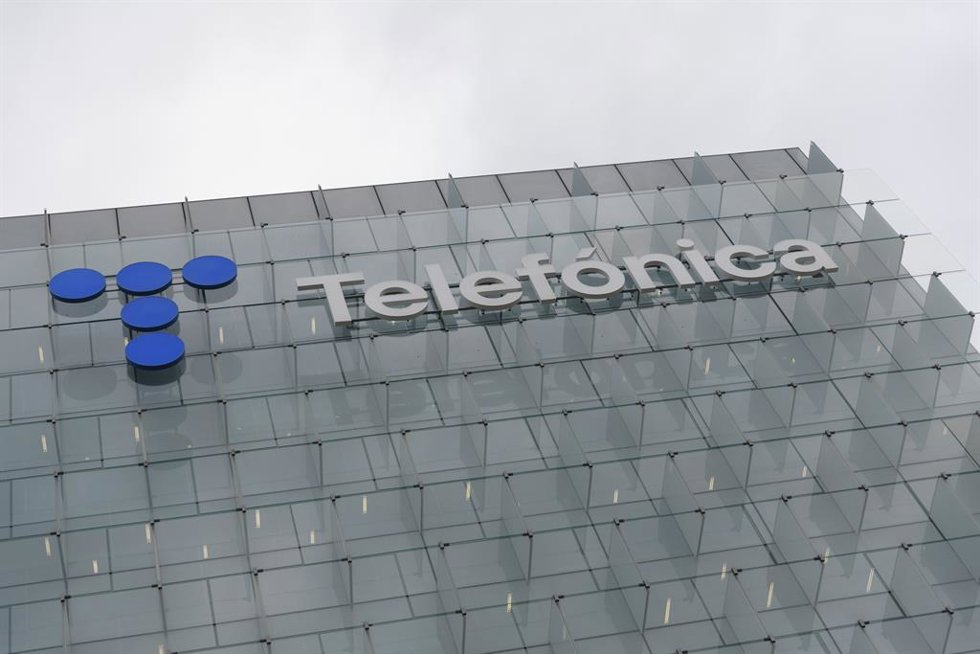 Archivo - Exterior de la sede de Telefónica, en el ensanche de Las Tablas, en el distrito de Fuencarral-El Pardo, a 6 de septiembre de 2023, en Madrid (España). Las acciones de Telefónica subían un 3% a las 9.14 horas, hasta los 3,863 euros por título, 