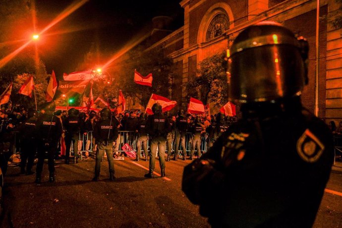 Varias personas durante una concentración en contra de la amnistía, frente a la sede del PSOE en la calle Ferraz, a 6 de noviembre de 2023, en Madrid (España). Los manifestantes se han mostrado opuestos al pacto de los socialistas con ERC que incluye, e