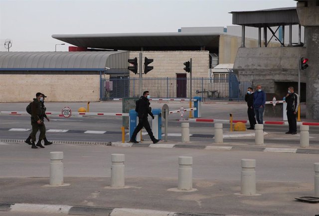 Archivo - Agentes de las fuerzas de seguridad de Israel en el puesto de control de Qalandia, cerca de Jerusalén