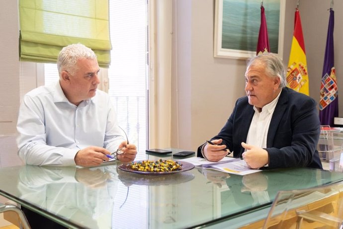 El alcalde de Horche, Manuel Salvador, con el presidente de la Diputación Provincial de Guadalajara, José Luis Vega.