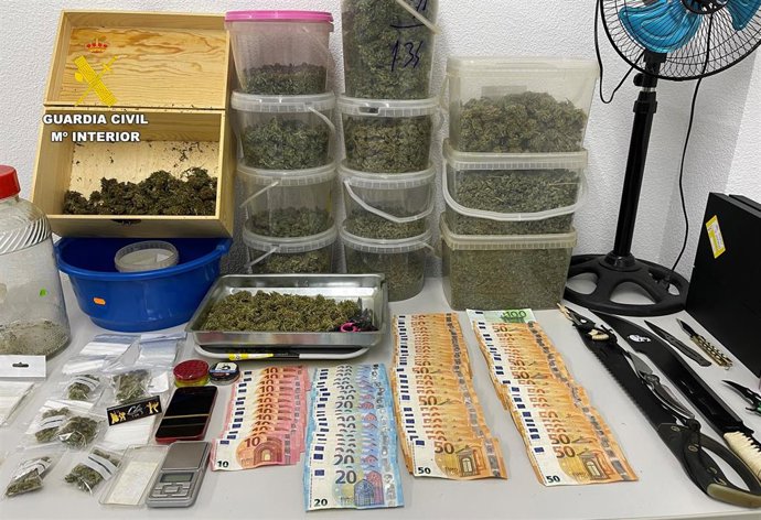 La Guardia Civil de Albacete detiene a una persona e investiga a otras dos por un delito contra la salud pública.