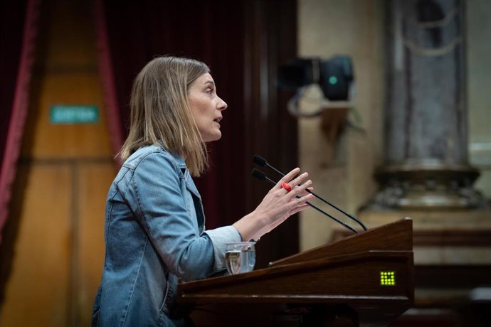 La presidenta de los comuns en el Parlament, Jéssica Albiach, interviene durante una sesión plenaria en el Parlament.