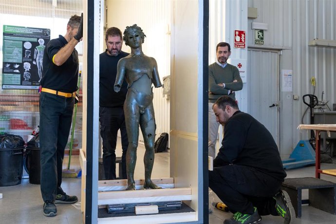 Preparación de uno de los efebos de Pedro Abab para su tralado al Museo Reina Sofía.