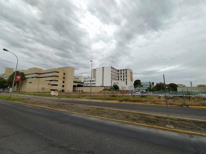Archivo - Parcela del complejo del Reina Sofía donde se levantará el futuro Edificio de Consultas Externas del Materno Infantil.
