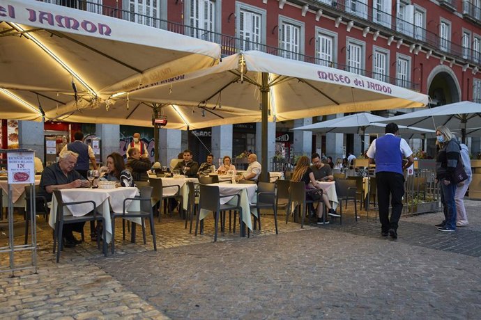 Archivo - Varias personas en una terraza del centro de Madrid  