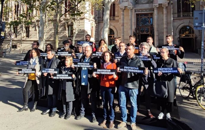 Representantes de ERC, Junts, CUP y comuns protestan contra la investigación de la AN contra Puigdemont y Rovira