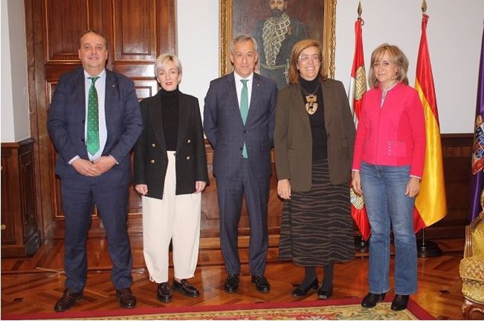 El presidente de Eurocaja Rural junto a Armisén (C), la vicepresidenta primera de la Diputación D) y el delegado terrotorial de la entidad y la directora de la oficina en Palencia.