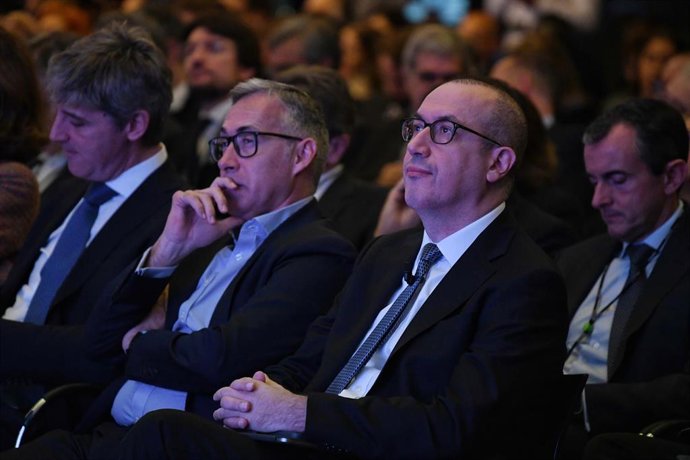 El consejero delegado de BBVA, Onur Gen (d), participa en el XXX Encuentro del Sector Financiero, en el Hotel Meliá Castilla, a 7 de noviembre de 2023, en Madrid (España). Este encuentro ha sido organizado por Deloitte y ABC.