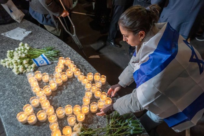 Acto en Nueva York en recuerdo a las víctimas de los ataques ejecutados el 7 de octubre por el Movimiento de Resistencia Islámica (Hamás) contra Israel