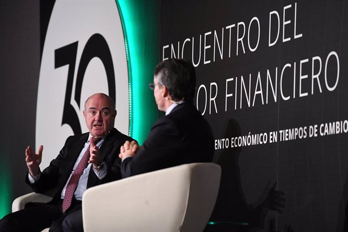 El vicepresidente del BCE, Luis de Guindos (i), participa junto al presidente de Deloitte, Héctor Flórez (d), en el XXX Encuentro del Sector Financiero, en el Hotel Meliá Castilla, a 7 de noviembre de 2023, en Madrid (España). Este encuentro ha sido org