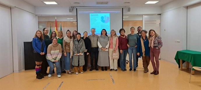 En el centro, la diputada de Cohesión Social e Igualdad junto con las personas participantes en el curso 'Masculinades corresponsables'