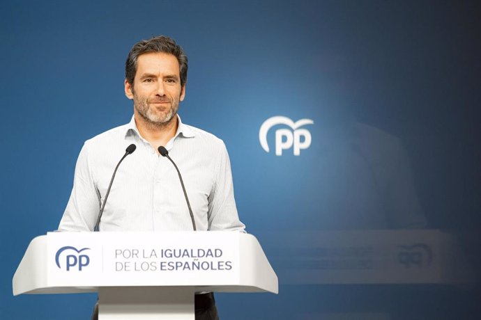 El vicesecretario de Cultura y Sociedad Abierta del PP, Borja Sémpe, durante una rueda de prensa posterior a la reunión del Comité de Dirección del PP, en la sede nacional del partido, a 24 de octubre de 2023, en Madrid (España). Durante la comparecenci