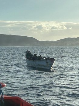 Un cayuco con 35 personas migrantes a bordo, todos varones de origen subsahariano, ha sido rescatado hoy martes al sur de la isla de Tenerife. Entre ellos viajaban 3 posibles menores y todos presentaban buen estado de salud