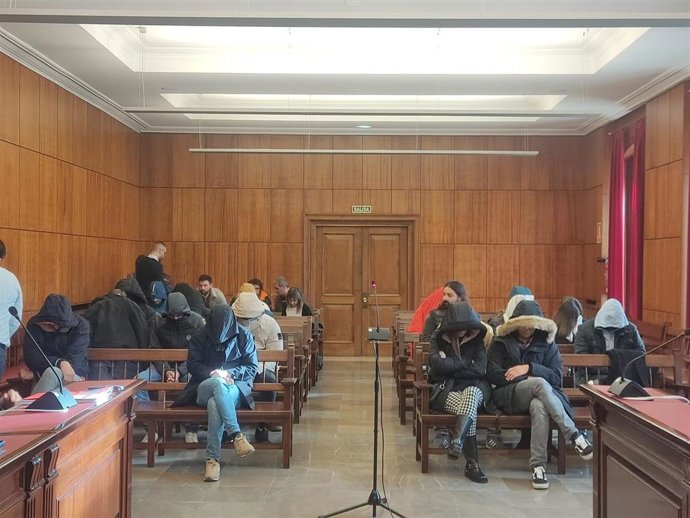 Los acusados de difundir un video erótico grabado a una pareja en las fiestas de San Timoteo sin su consentimiento ni conocimiento en el banquillo.