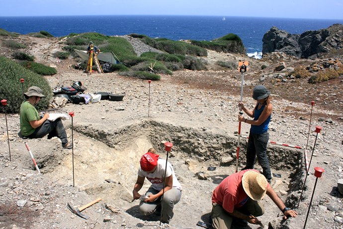 Archivo - Proyecto de investigación arqueológica en Sa Mitja Lluna, en el noreste de Menorca, en el que participa la US.