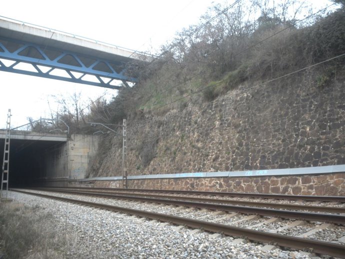 Muro de mampostería en una línea de ferrocarril