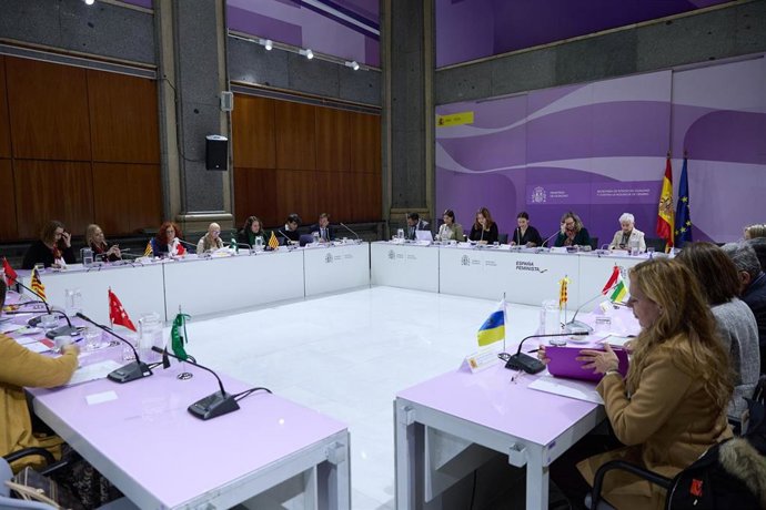 La ministra de Igualdad en funciones, Irene Montero (d), durante una Conferencia Sectorial Extraordinaria de Igualdad, a 6 de noviembre de 2023, en Madrid (España). 