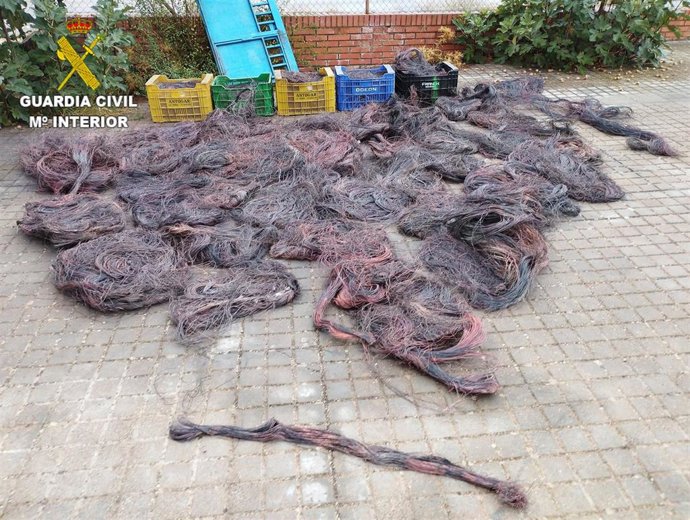 La Guardia Civil investiga a una persona por sustracción de cable de cobre telefónico.