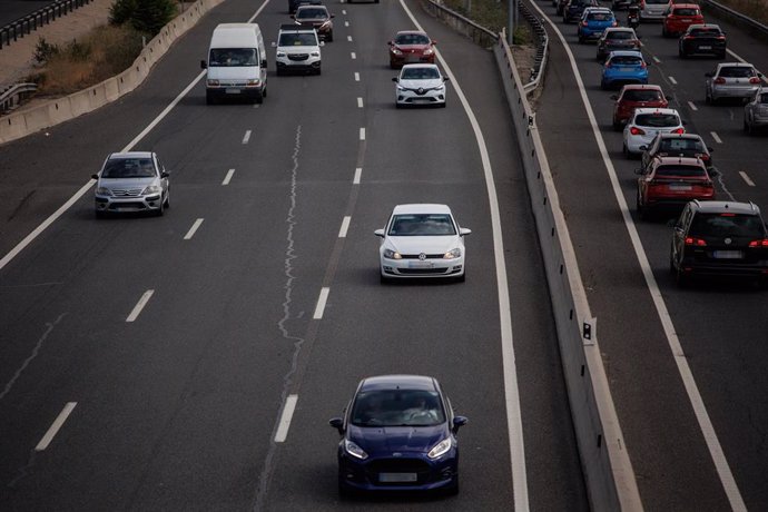 Archivo - Atasco en la autovía A-3, a 1 de septiembre de 2023, en Madrid (España). La DGT prevé, desde el pasado jueves 31 de agosto y hasta el próximo domingo 3 de septiembre, más de 1,15 millones de desplazamientos en las carreteras de la Comunidad de