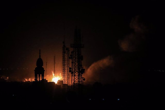 Columna de humo y llamas tras un bombardeo nocturno por parte del Ejército de Israel contra Ciudad de Gaza, en el norte de la Franja de Gaza