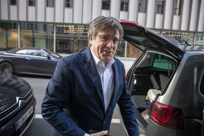 El expresidente de la Generalitat Carles Puigdemont a su salida del Parlamento Europeo, en Bruselas (Bélgica). El secretario de Organización del PSOE, Santos Cerdán, ha retomado este viernes la negociación en Bruselas con el expresidente de la Generalit