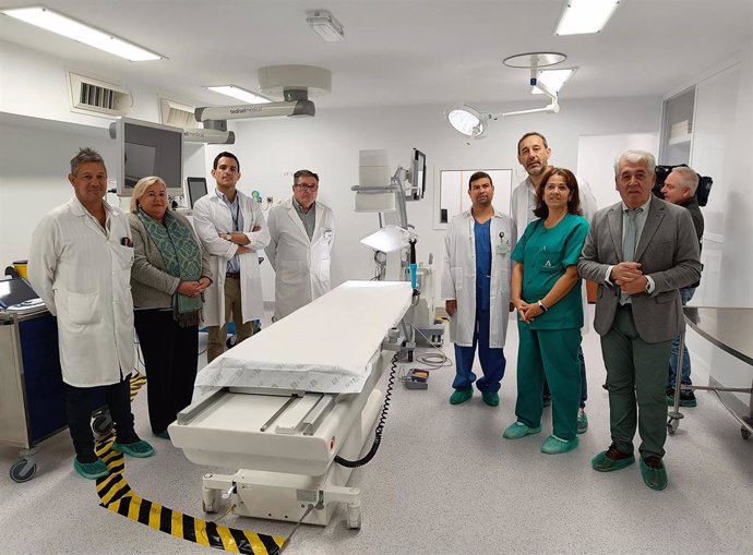 Visita a la nueva sala de intervenciones multidisciplinar destinada a la implantación de marcapasos del Hospital Infanta Elena de Huelva.