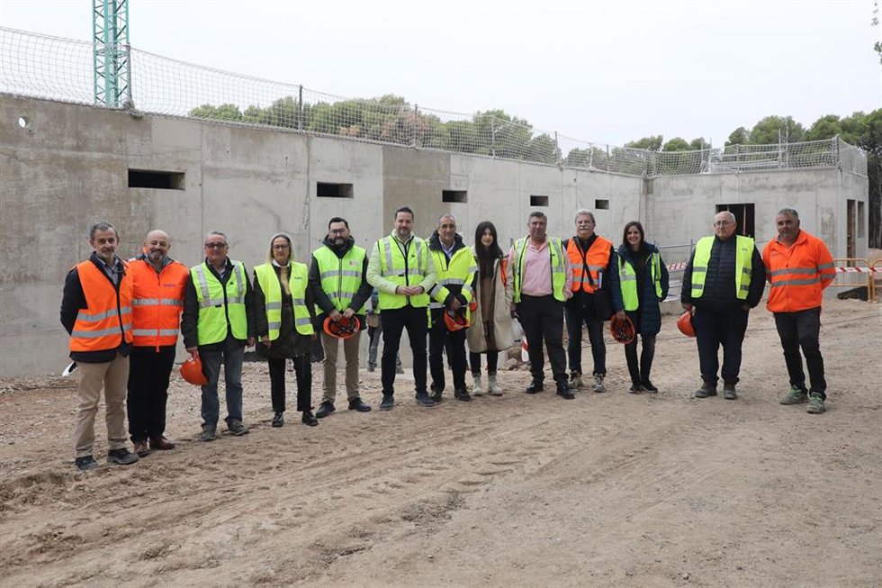 El consejero Chivite y el alcalde Toquero, acompañados por algunos de los asistentes a la visita