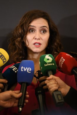 La presidenta de la Comunidad de Madrid, Isabel Díaz Ayuso, ofrece declaraciones a los medios en el XXX Encuentro del Sector Financiero, en el Hotel Meliá Castilla, a 7 de noviembre de 2023, en Madrid (España). 