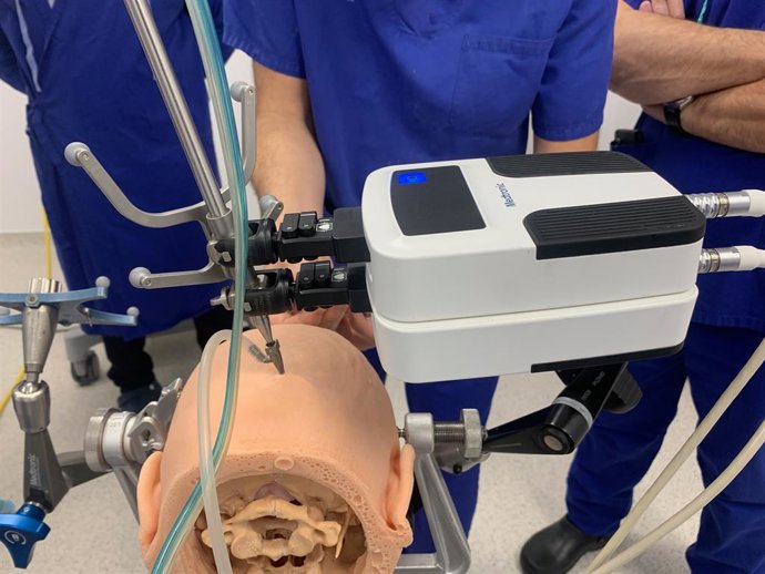 La UMH crea una técnica "pionera" para implantar con un robot microelectrodos en el cerebro de personas ciegas