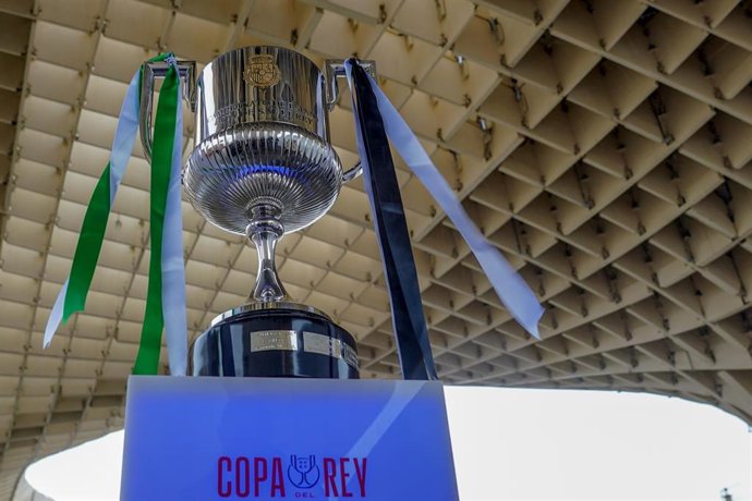 Archivo - El trofeo de la Copa del Rey de fútbol