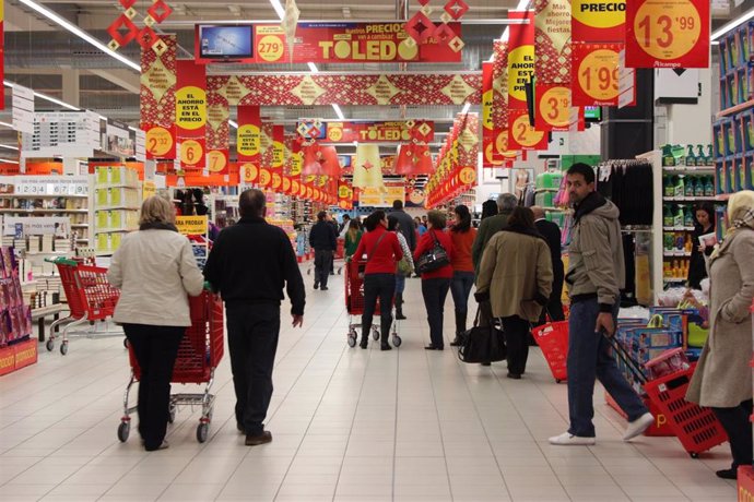 Archivo - PERSONAS EN SUPERMERCADO COMPRANDO