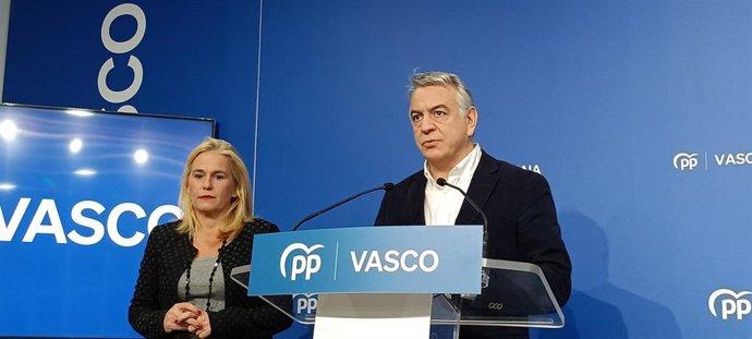 El presidente del PP vasco, Javier de Andrés, y la secretaria general de los populares vascos, Esther Martínez, en una rueda de prensa en Bilbao